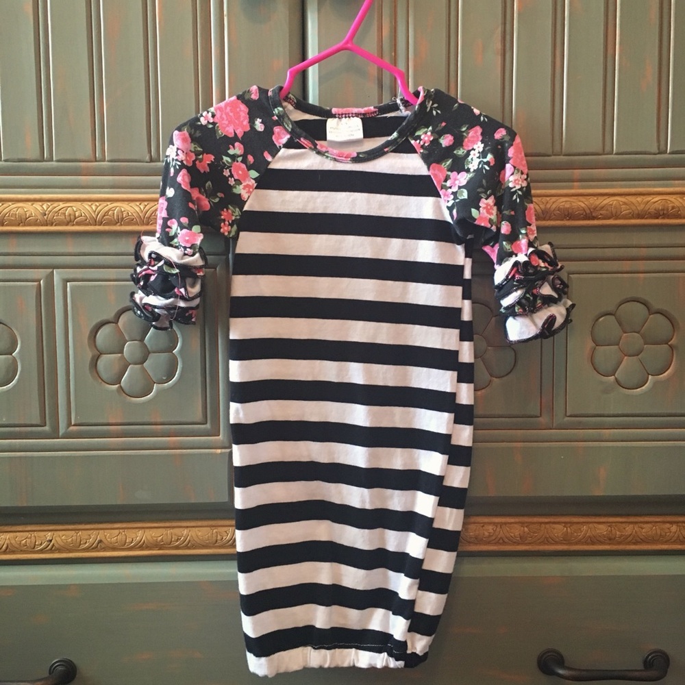 Newborn cling sleeve gown